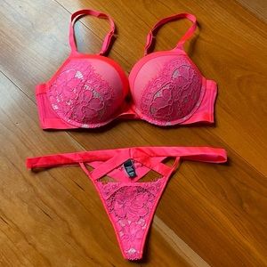 Victorias Secret Lingerie set - Vert Sexy Push-up bra and thong in pink